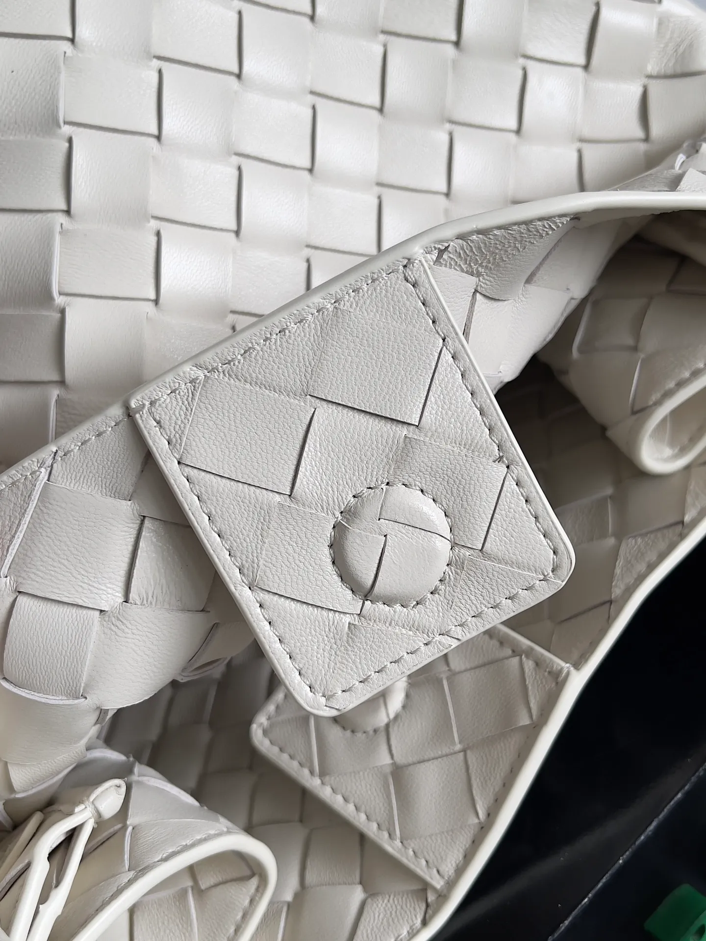 Batch 2660 24 early autumn new model Andiamo Parachute is made of a whole piece of woven leather. It is processed by folding stitching at the four corners. # Craftsmanship and creativity. The large size is atmospheric and practical. One of the must-selects for BV. It has a large space, can hold a computer, the shoulder strap is thick, and the upper shoulder is very comfortable. The large parachute can be carried on the body and can be carried on the body. The upper body is versatile and cute☺️ Style number: 796571 Size: 30*26*20cm